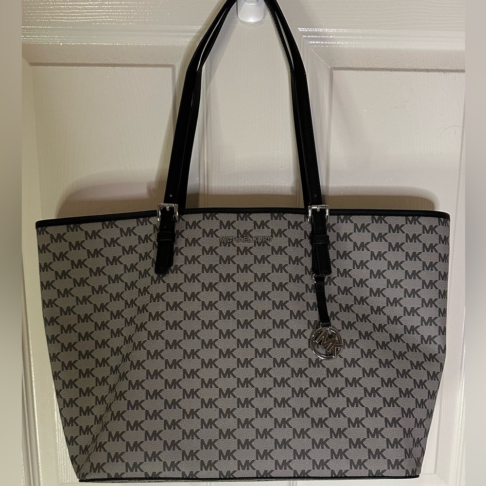 NWT Micheal Kors Jet Set Travel LG Carryall Tote!